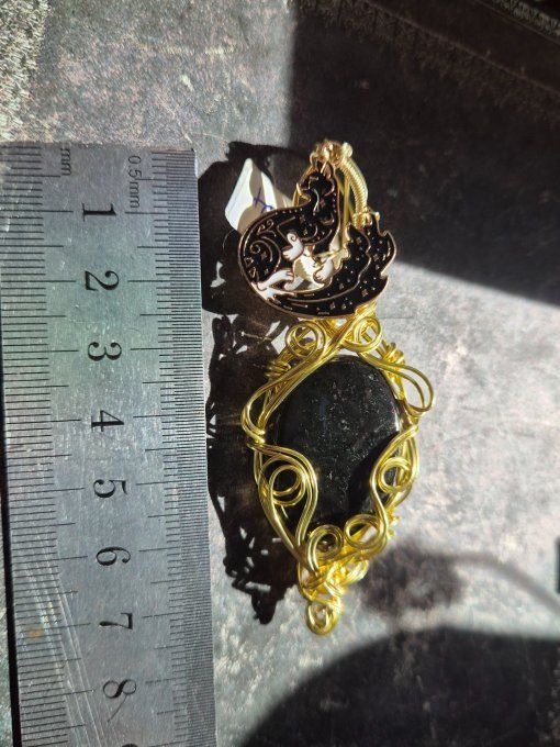 Pendentif Nuummite, amulette Pierre des Sorcièress