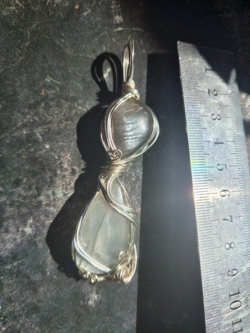 Pendentif sablier pierre de lune noire et blanche