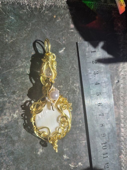 Amulette Légende d’amour : nacre et quartz rose