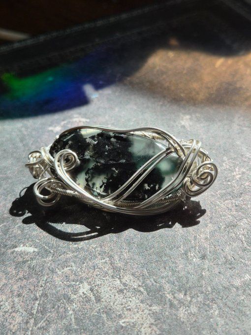 Broche serpentine chromifére. 