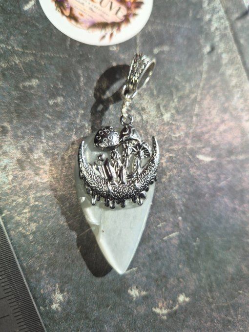  Pendentif champignon Pierre de lune -hecatolite ✨ médiumnité et féminin sacré   .