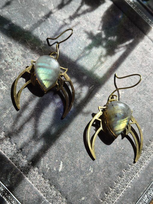 Boucles D’Oreilles En Labradorite – Lune Protection & Éclat Intuitif  