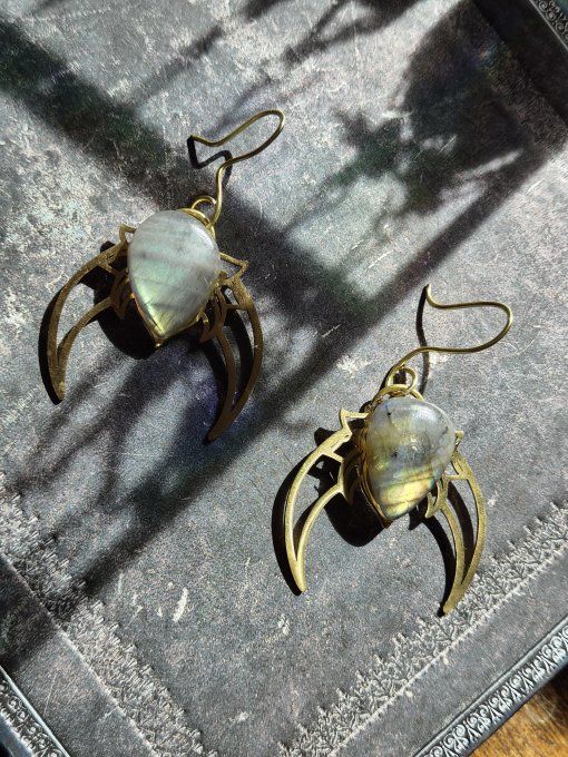 Boucles D’Oreilles En Labradorite – Lune Protection & Éclat Intuitif  