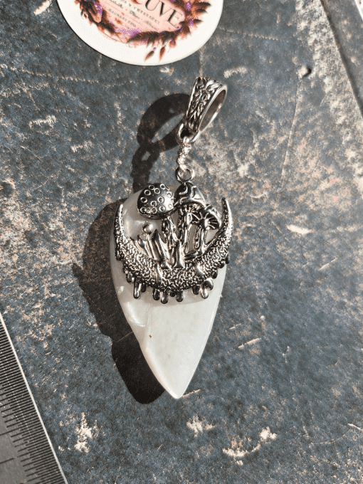 Pendentif champignon Pierre de lune -hecatolite ✨ médiumnité et féminin sacré .