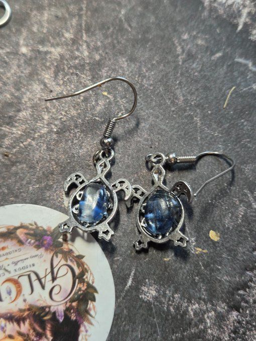 Boucle d’oreille tortue Cyanite -purification et paix  .