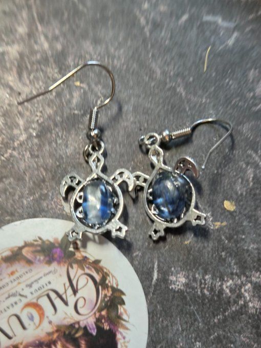 Boucle d’oreille tortue Cyanite -purification et paix  .