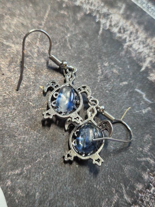 Boucle d’oreille tortue Cyanite -purification et paix  .