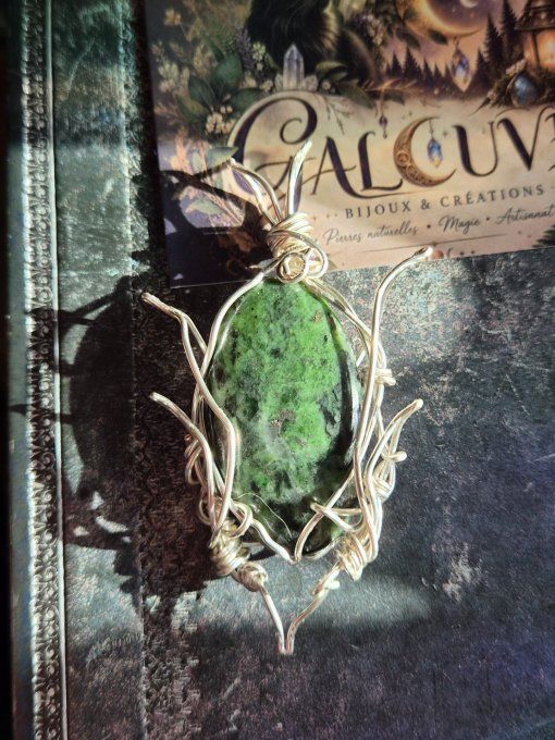 Elarwen – Gardienne du Cœur Sylvestre | Pendentif Diopside Naturelle