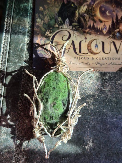Elarwen – Gardienne du Cœur Sylvestre | Pendentif Diopside Naturelle