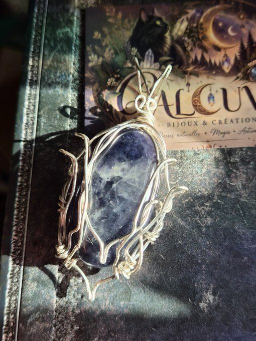 Nimvaelis – Gardienne des Brumes d'Azur | Pendentif Iolite Naturelle