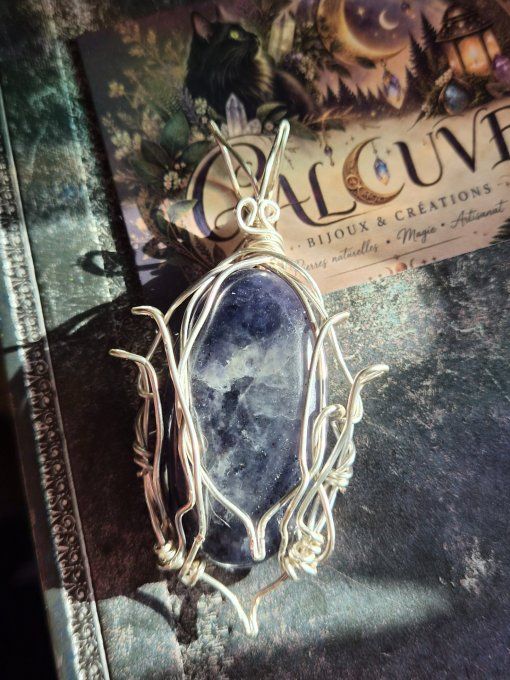 Nimvaelis – Gardienne des Brumes d'Azur | Pendentif Iolite Naturelle