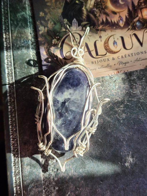Nimvaelis – Gardienne des Brumes d'Azur | Pendentif Iolite Naturelle