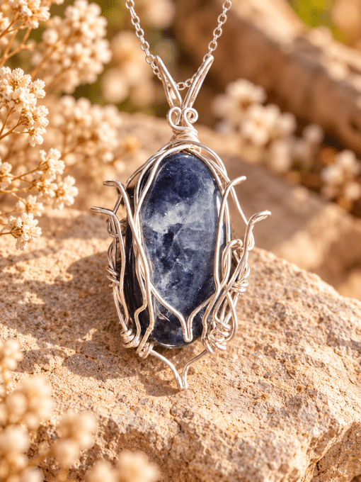 Nimvaelis – Gardienne des Brumes d'Azur | Pendentif Iolite Naturelle