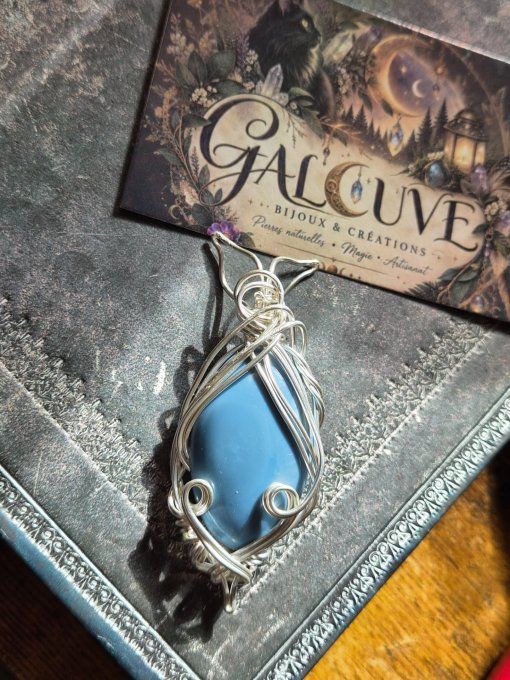 Amulette Opale Bleue Naturelle – Aëlyndra | Galouve