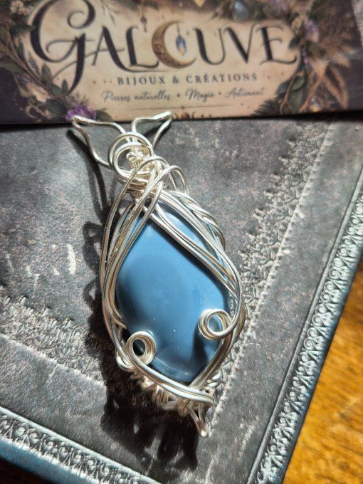 Amulette Opale Bleue Naturelle – Aëlyndra | Galouve