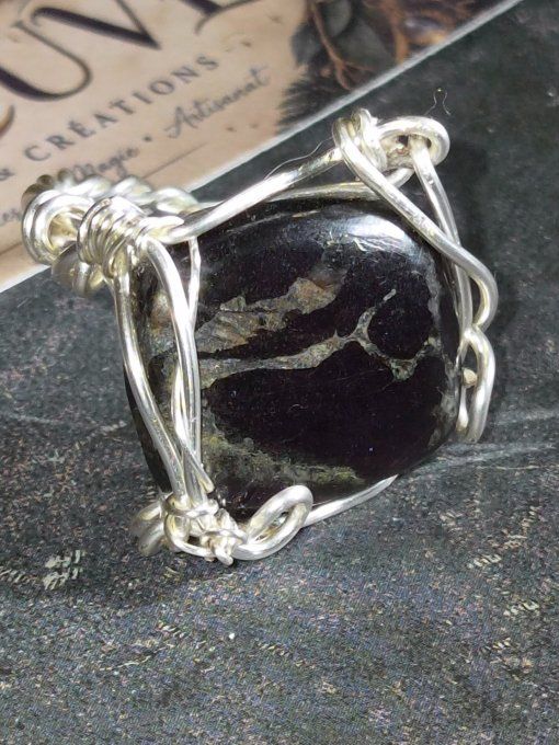 Bague purpurite de Namibie, pierre de libération et d’intuition. 15*15 mm