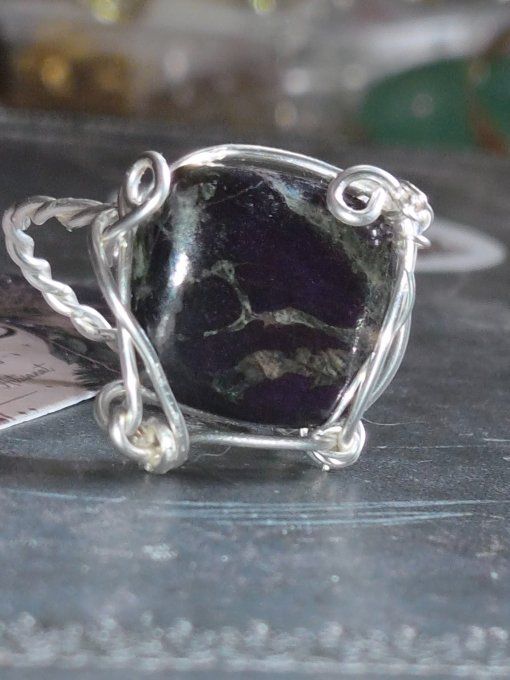 Bague purpurite de Namibie, pierre de libération et d’intuition. 15*15 mm