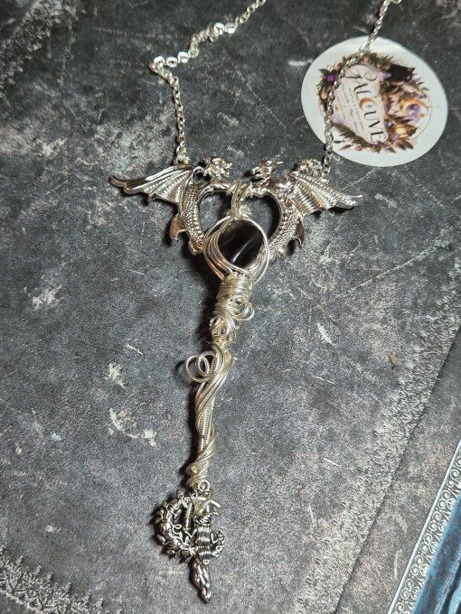 Clé griffon et Dragon : collier larme d'apache. 