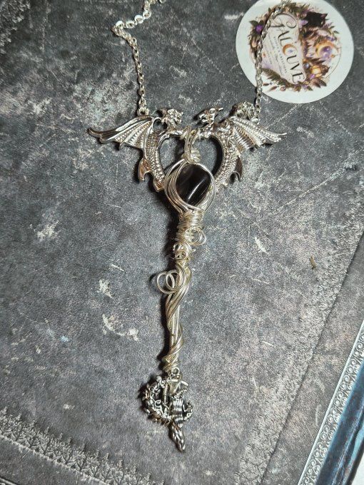 Clé griffon et Dragon : collier larme d'apache. 