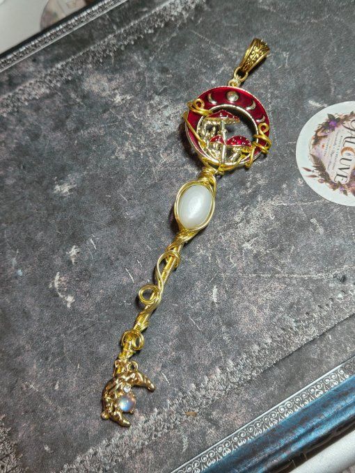 Clé champignon d’or rouge et pierre de lune 