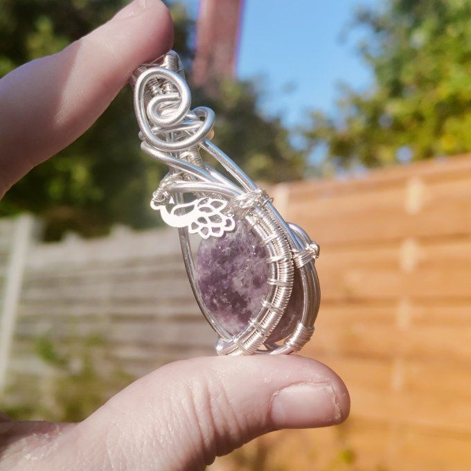 Amulette en Lépidolite –✨ Stabilité, Sérénité et Équilibre ✨