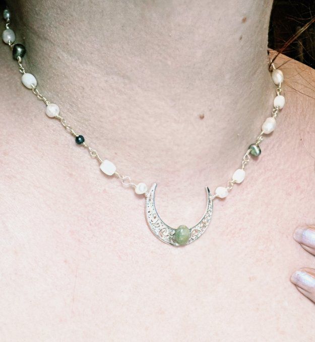 Rivières de perles : collier lunaire 