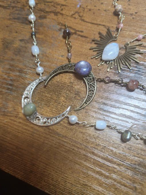 Rivières de perles : collier lunaire 