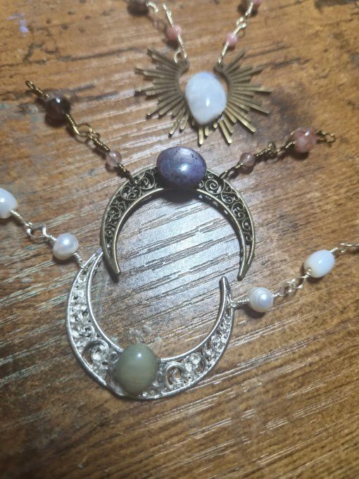 Rivières de perles : collier lunaire 