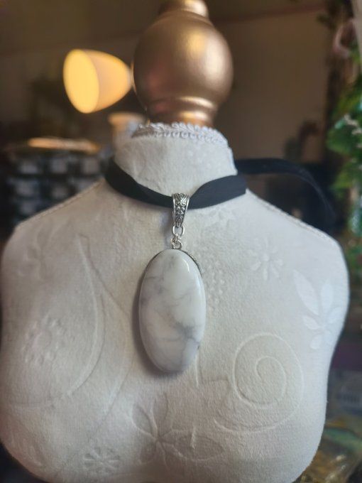 Collier Howlite – astro poisson