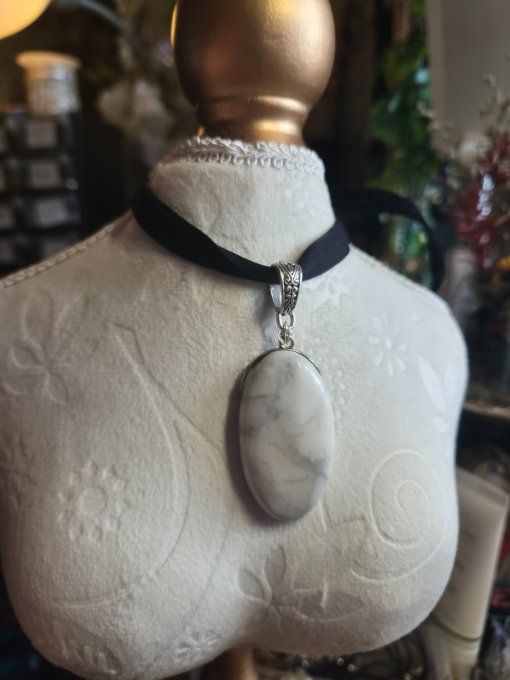 Collier Howlite – astro poisson