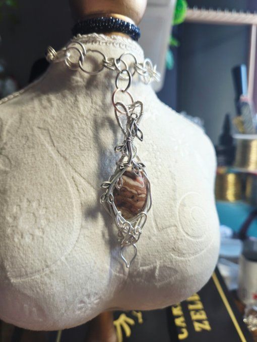Pendentif Dolomite Les Amulettes de Galouve Élégant et Minimaliste