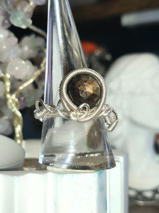 Bague saphir doré facette 