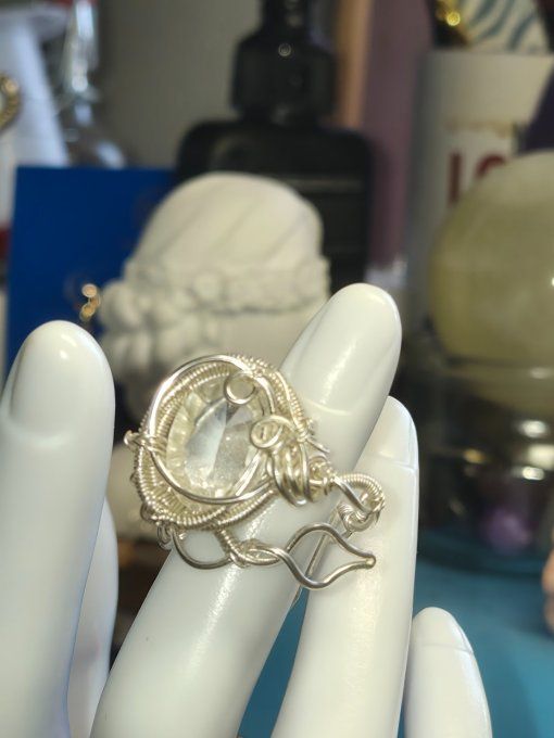 Bague Cristal de roche argent , diamant . 