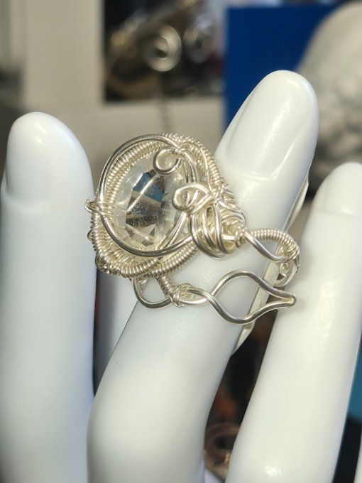 Bague Cristal de roche argent , diamant . 
