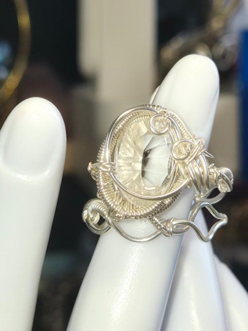 Bague Cristal de roche argent , diamant .