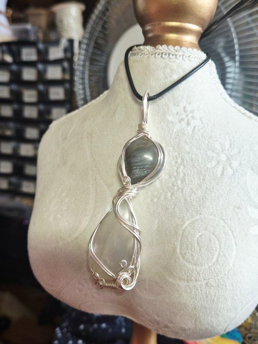 Pendentif sablier pierre de lune noire et blanche 