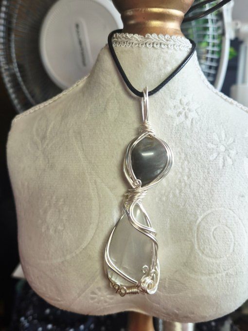 Pendentif sablier pierre de lune noire et blanche 