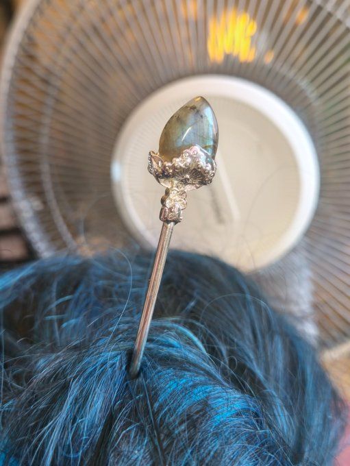 Pic à chignon labradorite paon