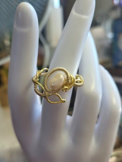 Bague perle de bacre baroque 