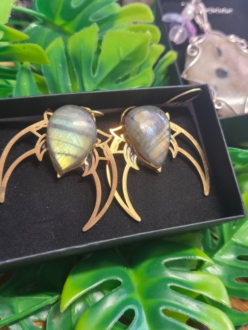 Boucles D’Oreilles En Labradorite – Lune Protection & Éclat Intuitif  