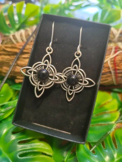 Boucle d’oreille Onyx Noire- protection , force. Courage