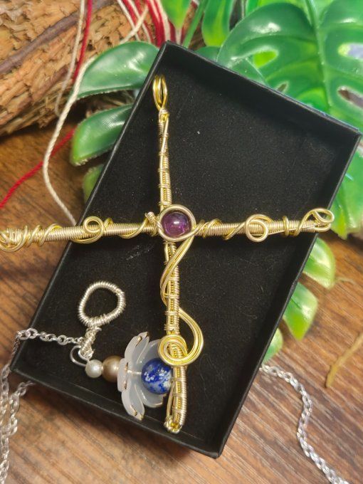 Pendentif croix Améthyste or