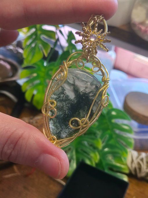 Pendentif En Agate Mousse – Connexion, Renouveau & Sérénité  