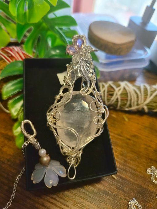 Amulette Quartz rose , fleur d'amour 