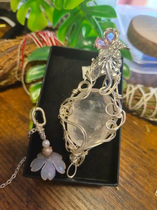 Amulette Quartz rose , fleur d'amour