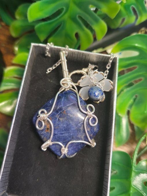 Pendentif Sodalite ,florale- Humilité, Courage Et Communication   - Copie