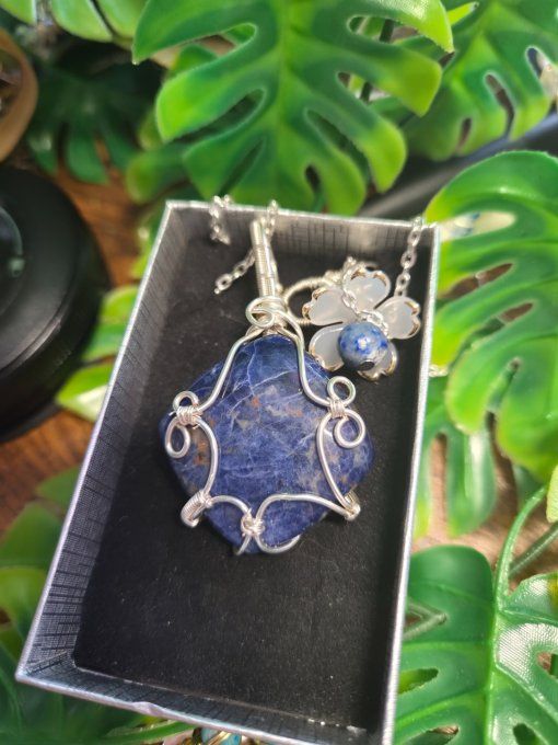 Pendentif Sodalite ,florale- Humilité, Courage Et Communication   - Copie