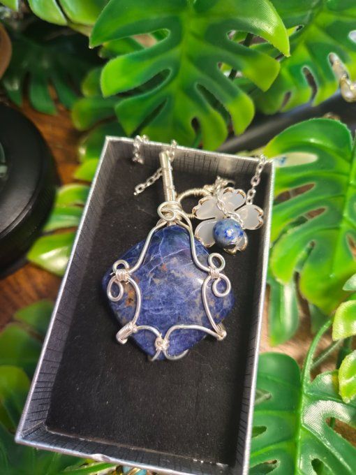 Pendentif Sodalite ,florale- Humilité, Courage Et Communication   - Copie