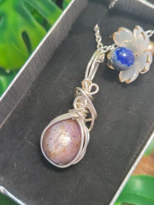 Pendentif Rubis - corindon violet saphir .