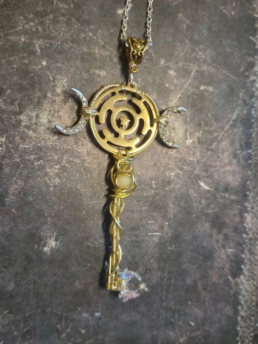 Pendentif Clé d’Hekate, strophalos et opale wello